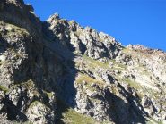 In ombra il primo canalinodi pietre da prendere per salire al canale sopra