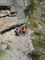 passaggio sotto le rocce col sentiero risistemato da poco