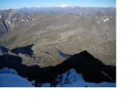 Il rif. Brunetta al passo Gavia dalla vetta con i massicci del Bernina e Disgrazia in lontananza...