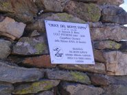 Targa commemorativa posta sotto la croce