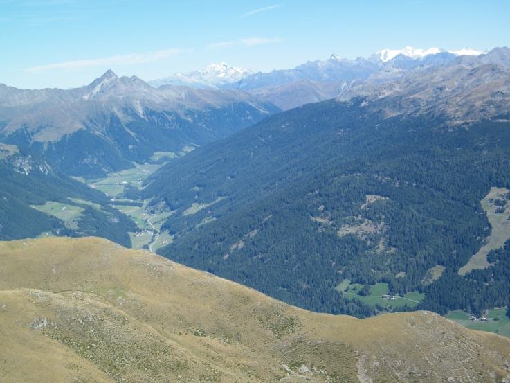 La Val Sarentino con le vette di confine sullo sfondo