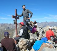 Croce di vetta,con classico affollamento di salitori della normale