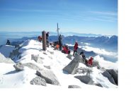 Folla in vetta...sullo sfondo delle Dolomiti