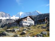 Il rifugio Denza e la Presanella