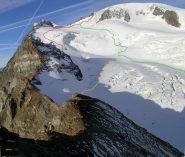 Scendendo al col Chamois. Rosso itinerario di salita, verde normale svizzera, giallo discesa al Col Chamois