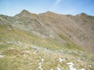 La cima (in fondo a destra) vista dal colle