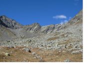 Al centro la P.Barale con a sx il Mont Servin e a dx parte della Torre d'Ovarda visti scendendo nel vallone del Rio Servin.