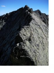 L'aereo tratto di cresta che dalla Cima Ortetti conduce al Passo del Camoscio.