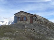 in vetta col Bivacco Pascal ,dietro, l'ometto della punta