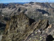 Una parte di cresta ancora da fare e dietro i beillissimi Laghi di Fremamorta