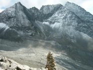 sulla sin il Gruebhorn con la cresta nord contro il cielo, all'estrema dx lo Strahlhorn che si sale dal versante opposto