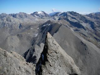 Pinnacolo accuminato a sorpresa... lungo la cresta sud ovest alla Pierre Menue