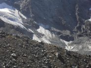 il  vicino bivacco Borghi (rosso) visto dal Martinotti