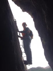 05 - Arlina mentre sende nella grotta