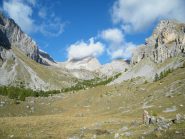 oronaye incappucciato e auto vallonasso