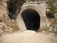 in uscita dalla lunga e buia galleria