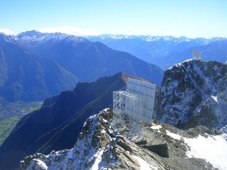I due ripetitori posti sotto la cima