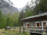 il casotto del Trayo sotto l'omonima bastionata del ghiacciaio