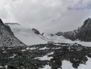 l'ambiente col bivacco,da sinistra,la Rossa,la Nera,la Bianca e la Grivola
