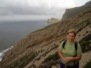 Mariuccia poco prima del tratto impegnativo per Cala Bianca (sfondo Punta Troia)