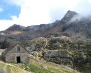 La cima vista dalle baite (con bivacco) dell' alpe Scaredi.