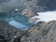 Le nebbie ghermiscono il Lago di Pietra Rossa