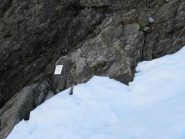 Lattacco della ferrata, con targa commemorativa.