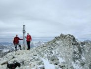 su una punta, croce bassa