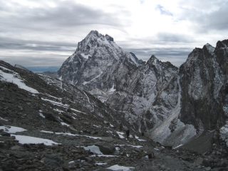 Salendo con il Monviso alle spalle
