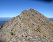 La cresta in parte rocciosa (facile) che porta alla Cima del Trapen.