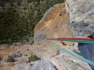 Dalla sosta del 7c si vede la placca appoggiata di 3