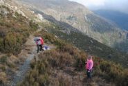 Rifugio e torrioni dal sentiero di accesso