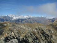 A sinistra, l'arrotondata forma del Monte del Prà con sfondo il Gran Paradiso