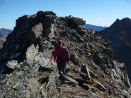 in cresta verso la cima in fondo a sx