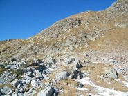 Il traverso per il colletto passa tra le due fasce rocciose