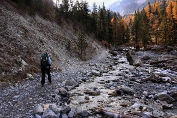 costeggiando il torrente nella parte intermedia del vallone (23-10-2010)