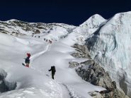 Si parte, cordate davanti a noi