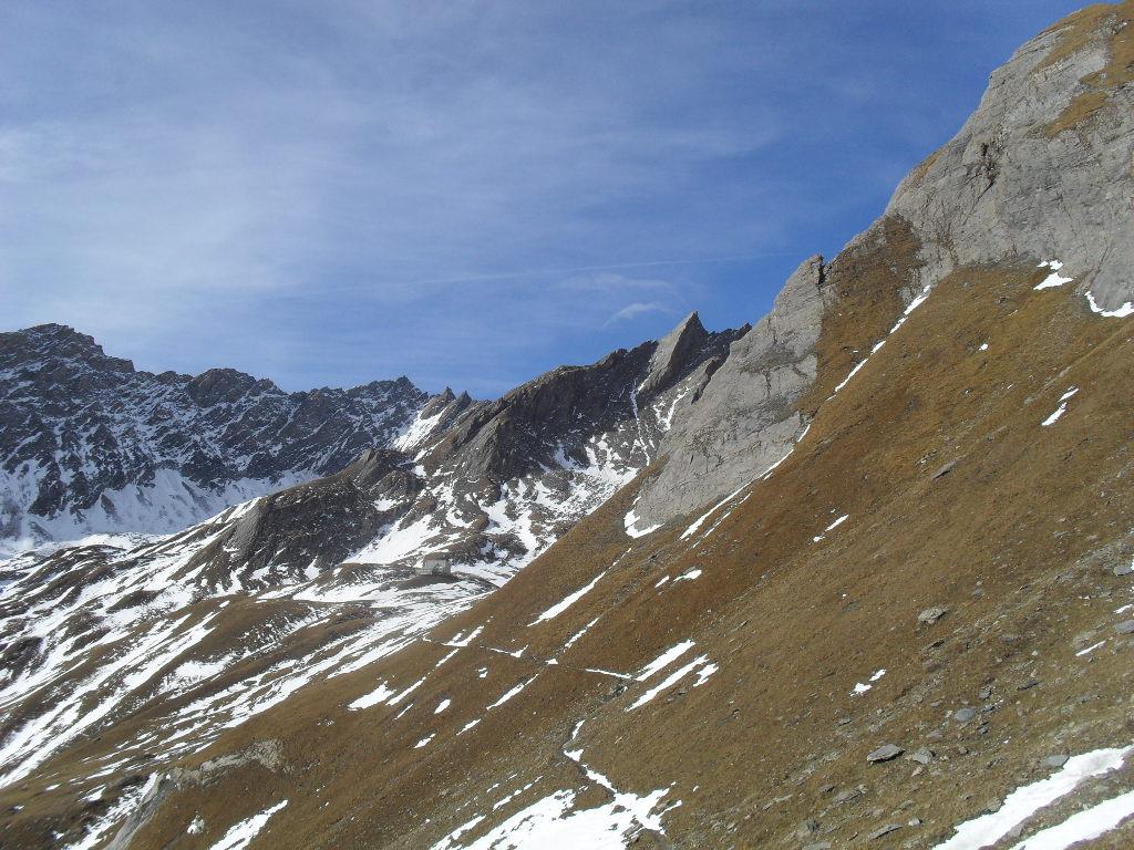 sul sentiero n. 12 A ,al centro il Refuge du Lac