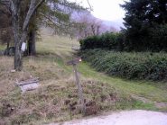 La palina che indica la partenza e a dx la stradina da cui si arriva