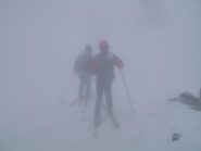 qualcuno inizia già la discesa dalla punta, ottimo firn