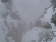 là sotto, sotto la strettoia, ci sono tre scialpinisti in assetto da discesa