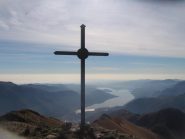 La vetta del Monte Cerano. Sullo sfondo il lago d'Orta