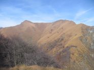 Monte Cerano e Poggio della Croce. Si vede il sentiero di salita sul pendio di destra e la cresta.