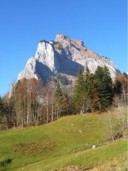 il Grosser Mythen da sud, ben visibile il pilastro del Geisstock