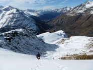 giù dal canalone e poi a sinistra intorno alla dorsale rocciosa.