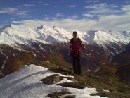 Salendo con sfondo la Val Troncea innevata
