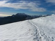 Neve continua sulla strada.....