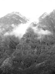 La nebbia evidenzia i profili dell'orrido di Mombran e del Canale dei Cacciatori