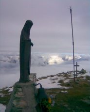 Madonnina di vetta e chiarori lontani