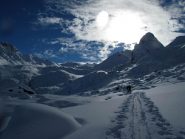 Verso la base della piramide rocciosa che nasconde il colle del Ferro